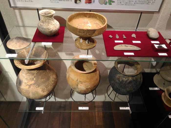 豊中市立文化芸術センターの展示にある石器時代などの土器