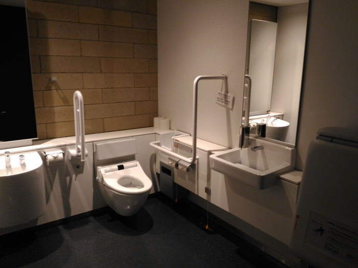 豊中市立文化芸術センターのトイレと設備は？