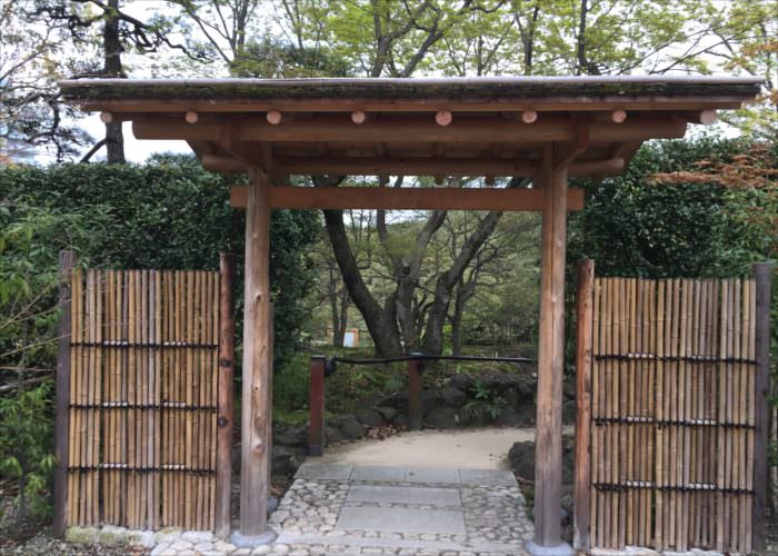 池泉回転式の日本庭園
