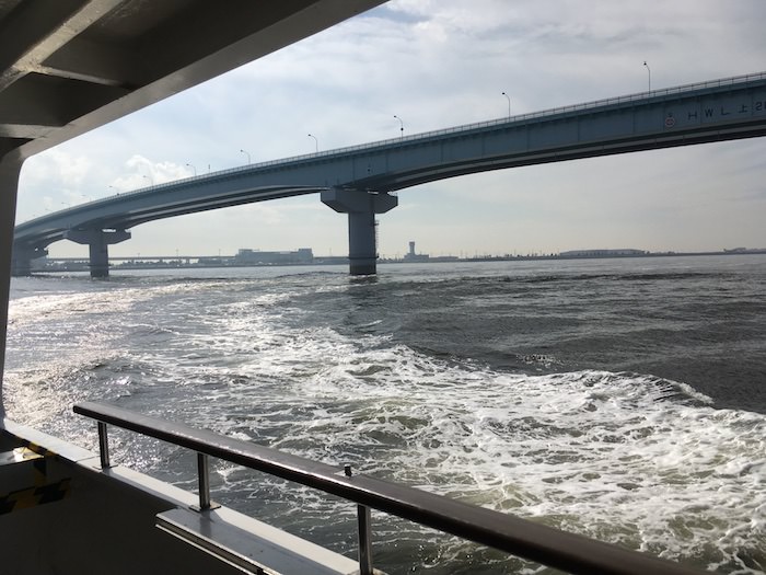 神戸シーバスクルージングカフェファンタジー号からの空港連絡橋景色