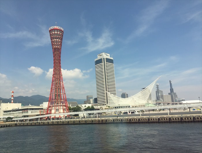 神戸港の景色を一望できる船内デッキ