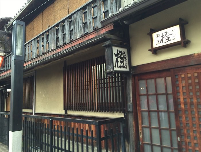 祇園で一番賑やかな通りが「花見小路通」