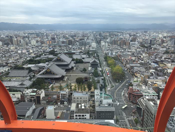 京都タワーの展望室から見える景色