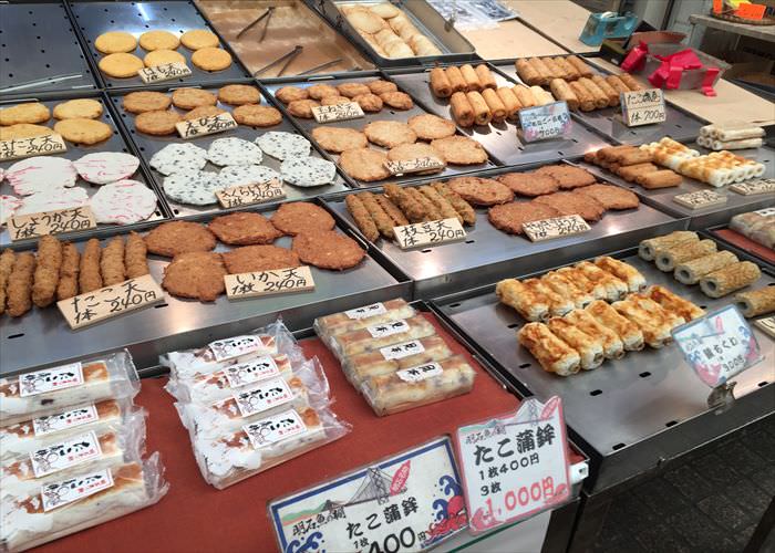 魚の棚商店街では天ぷら（食べ歩き）がおすすめ