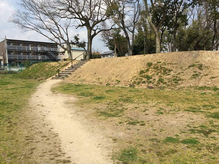 今城塚古墳公園の丘と階段