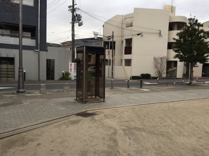 桜塚古墳群近くの電話ボックス