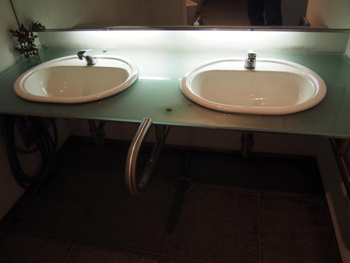白鹿記念酒造博物館（酒造館）のトイレの洗面台