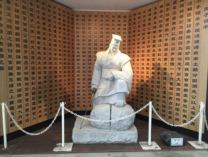 KOBE鉄人三国志ギャラリーの孫権の石像