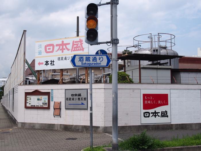 「酒造通り」という看板と日本盛のポスター