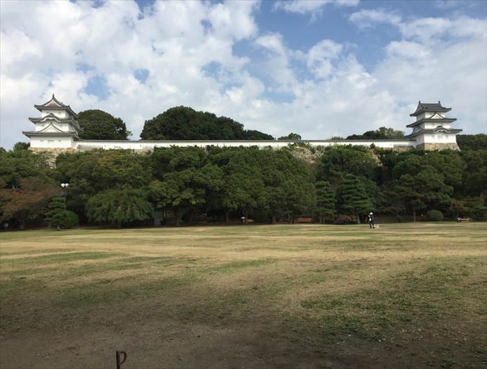 公園内には明石城跡があります。