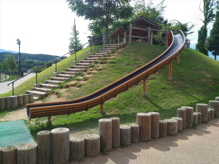明日香村近隣公園にある高台から滑り降りるすべり台