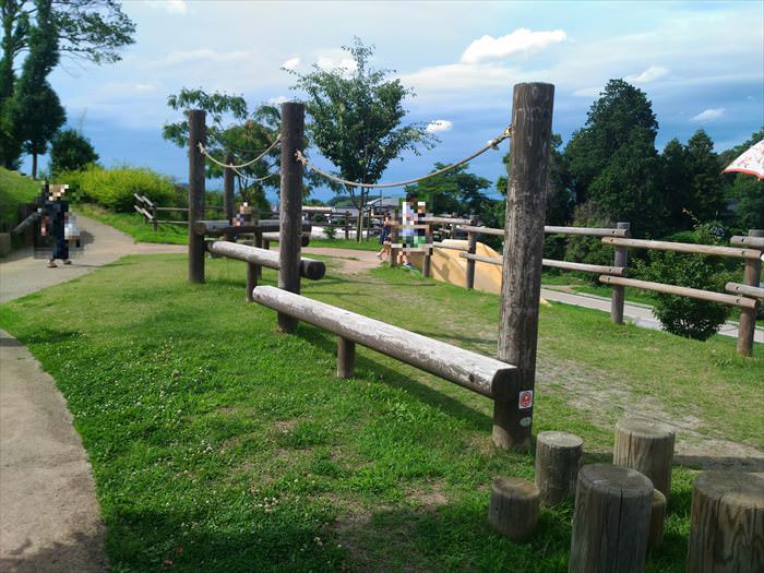 明日香村近隣公園にある丸太の平行棒