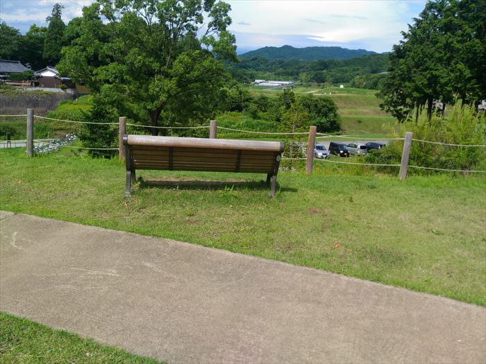 明日香村近隣公園にある展望の良いベンチ