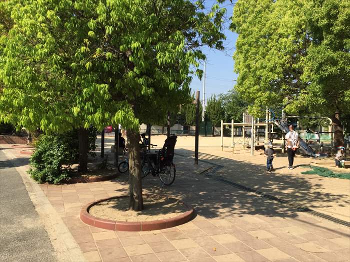 堀田公園の自転車やベンチ