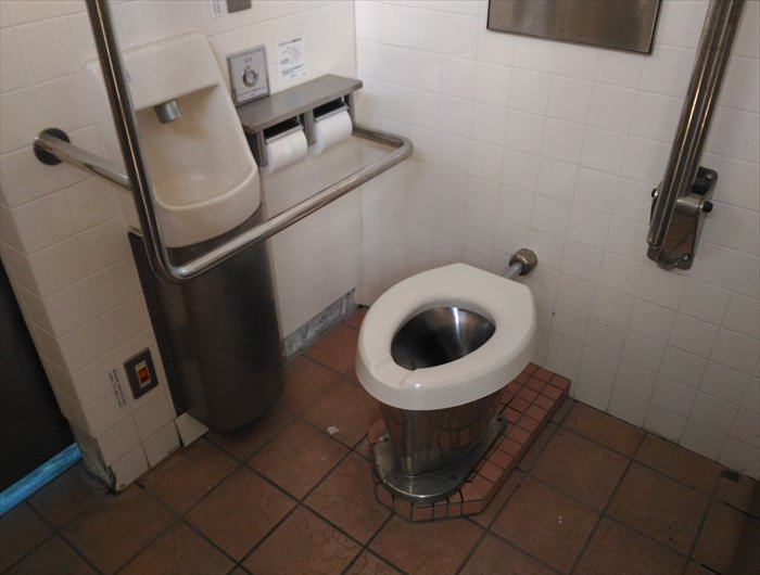 記念碑台駐車場のトイレ