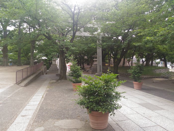 宮本公園の筒井八幡神社の参道