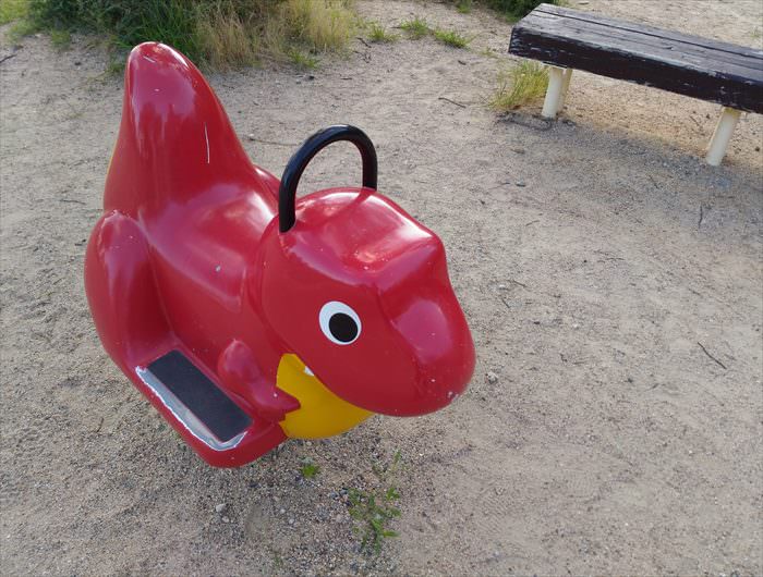 鶴甲公園の恐竜の乗り物遊具