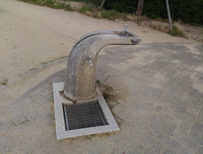 鶴甲公園の水道と水飲み場