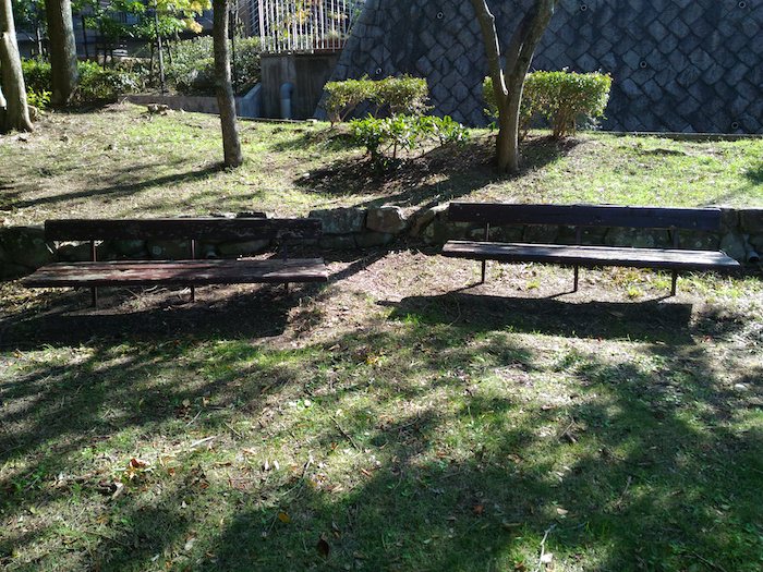 椿谷公園のベンチ