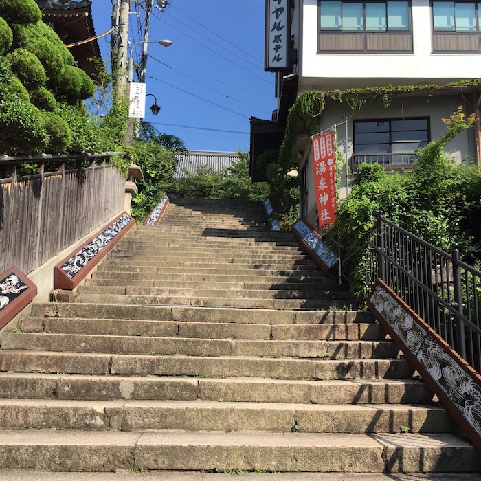 湯泉神社 長い階段