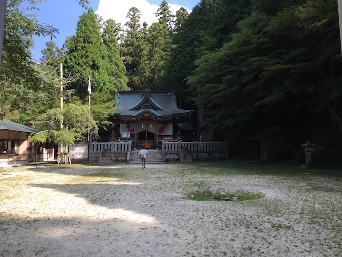 静寂な雰囲気が特徴の湯泉神社