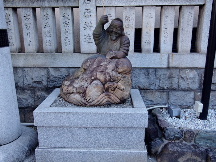 柳原蛭子神社　ユーモラスな姿の「えびすさん」