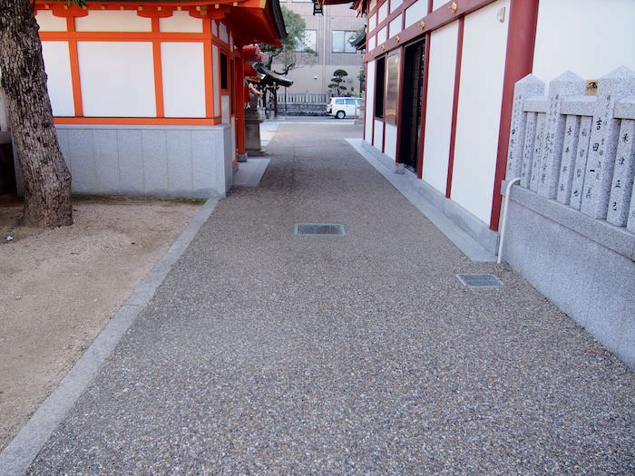 柳原蛭子神社　歩きやすい整備された参道