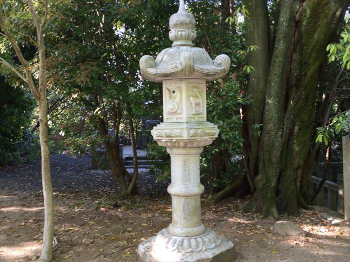 光明寺の石の灯篭