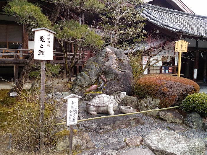 松尾大社 神使の庭　亀と鯉