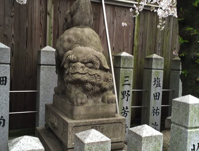 弥栄神社の狛犬の構え方は「出雲構え」