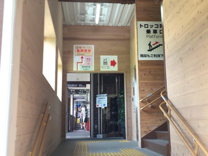 嵯峨野トロッコ列車の乗車口