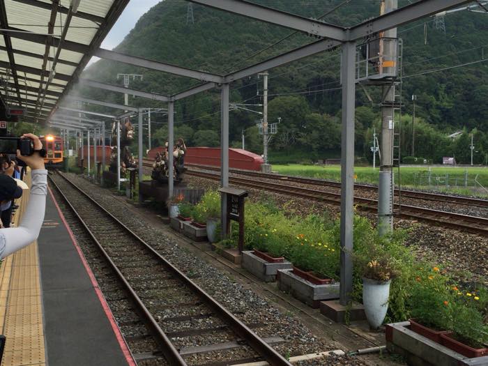 嵯峨野トロッコ列車のプラットフォーム